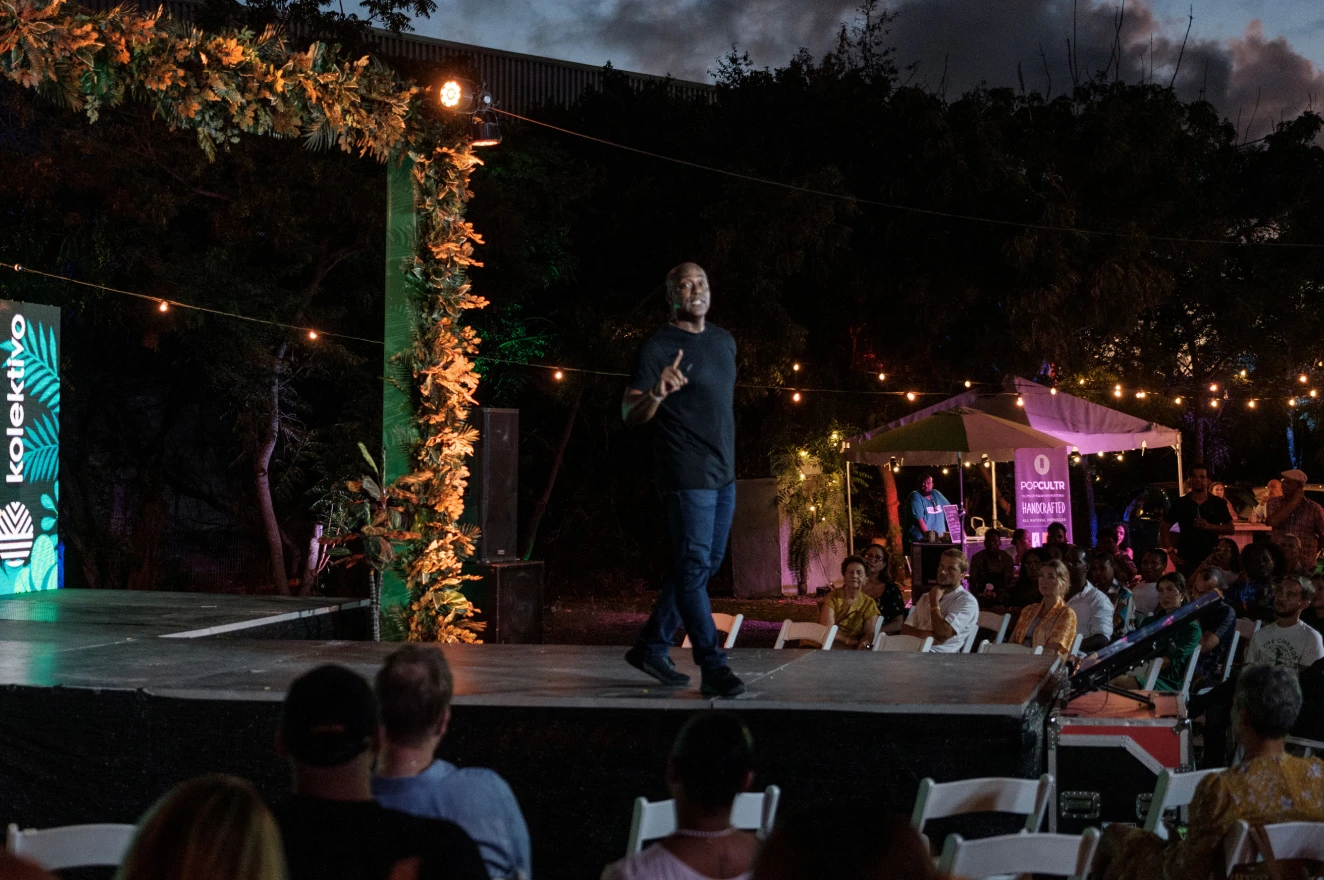 Speaker presenting at an outdoor Kolektivo community event in Curaçao