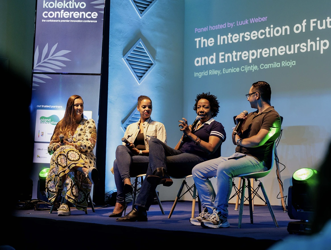 Pioneros at a panel discussion during a community gathering in Curaçao